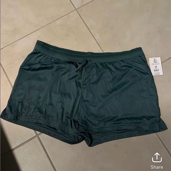 NWT 3X mesh stretchy shorts green with pockets - Picture 2 of 5